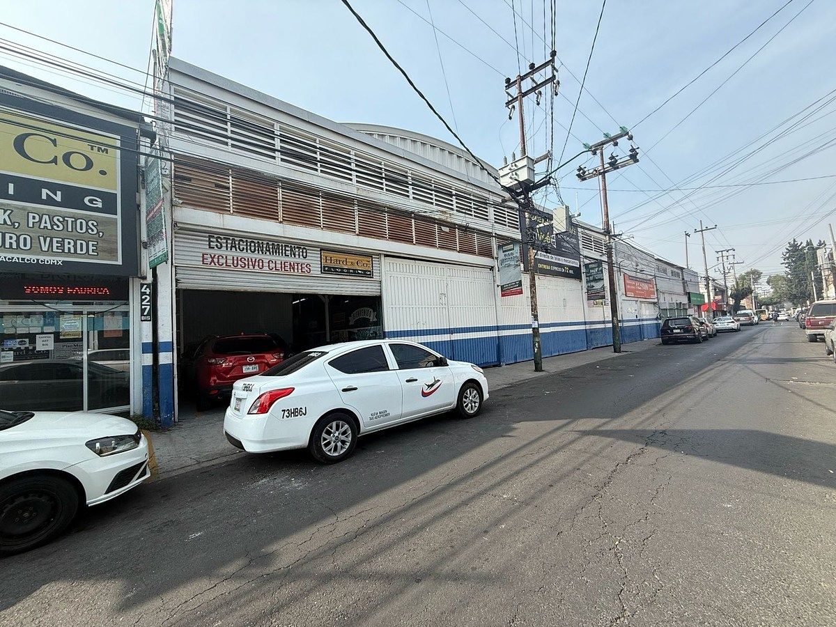 Bodega con locales comerciales en Venta